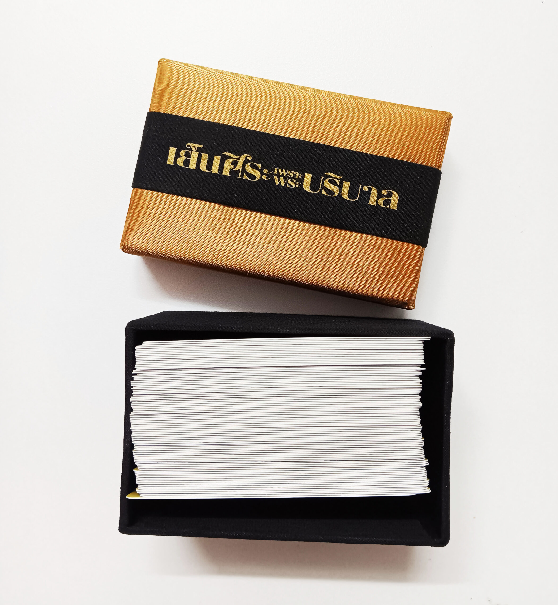 การ์ดที่ระลึกนิทรรศการ "เย็นศิระ เพราะพระบริบาล" เเบบครบชุด มีเเผ่นการ์ดจำนวน 89 แผ่น บรรจุในกล่องผ้าไหมสีทองอย่างดี - Image 3